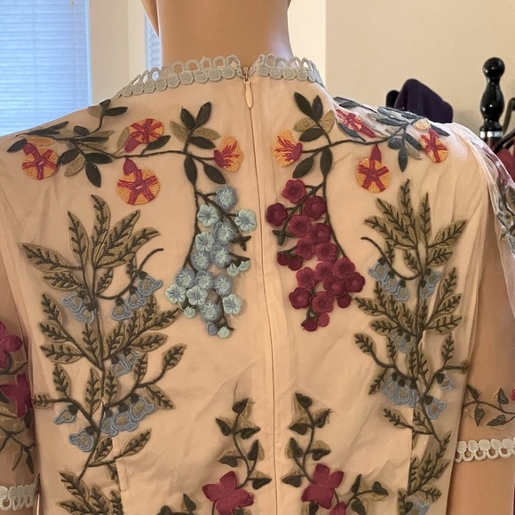 NWOT Cream Embroidered Anthropologie Style Dress Size Medium - Picture 6 of 10